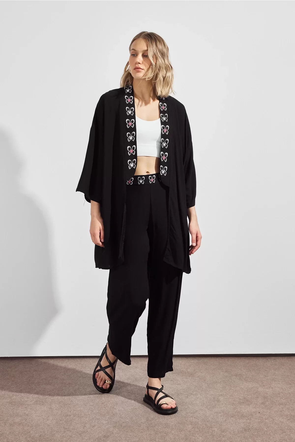 Siyah Pembe Kelebek Desenli Sırt Detaylı Viskon Takım