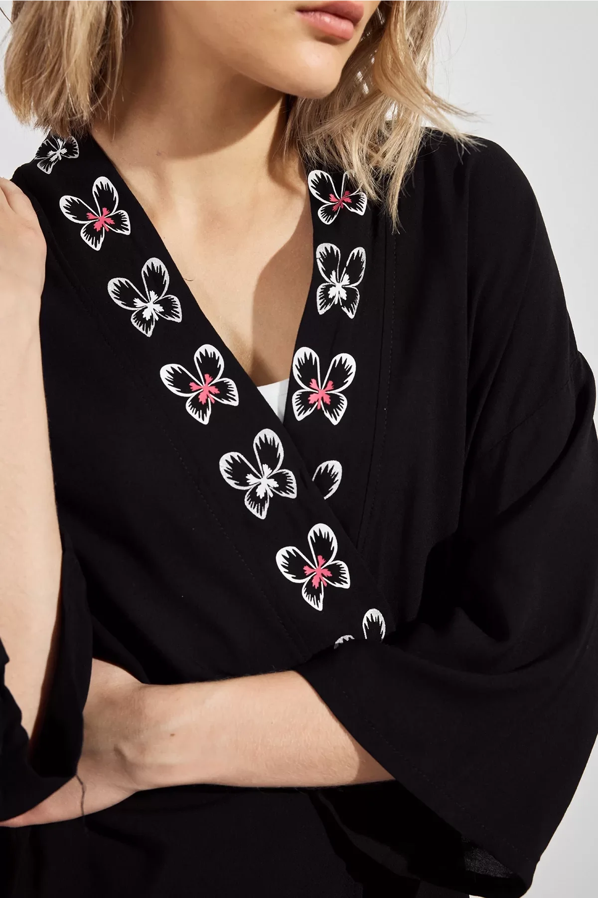 Siyah Pembe Kelebek Desenli Sırt Detaylı Viskon Takım