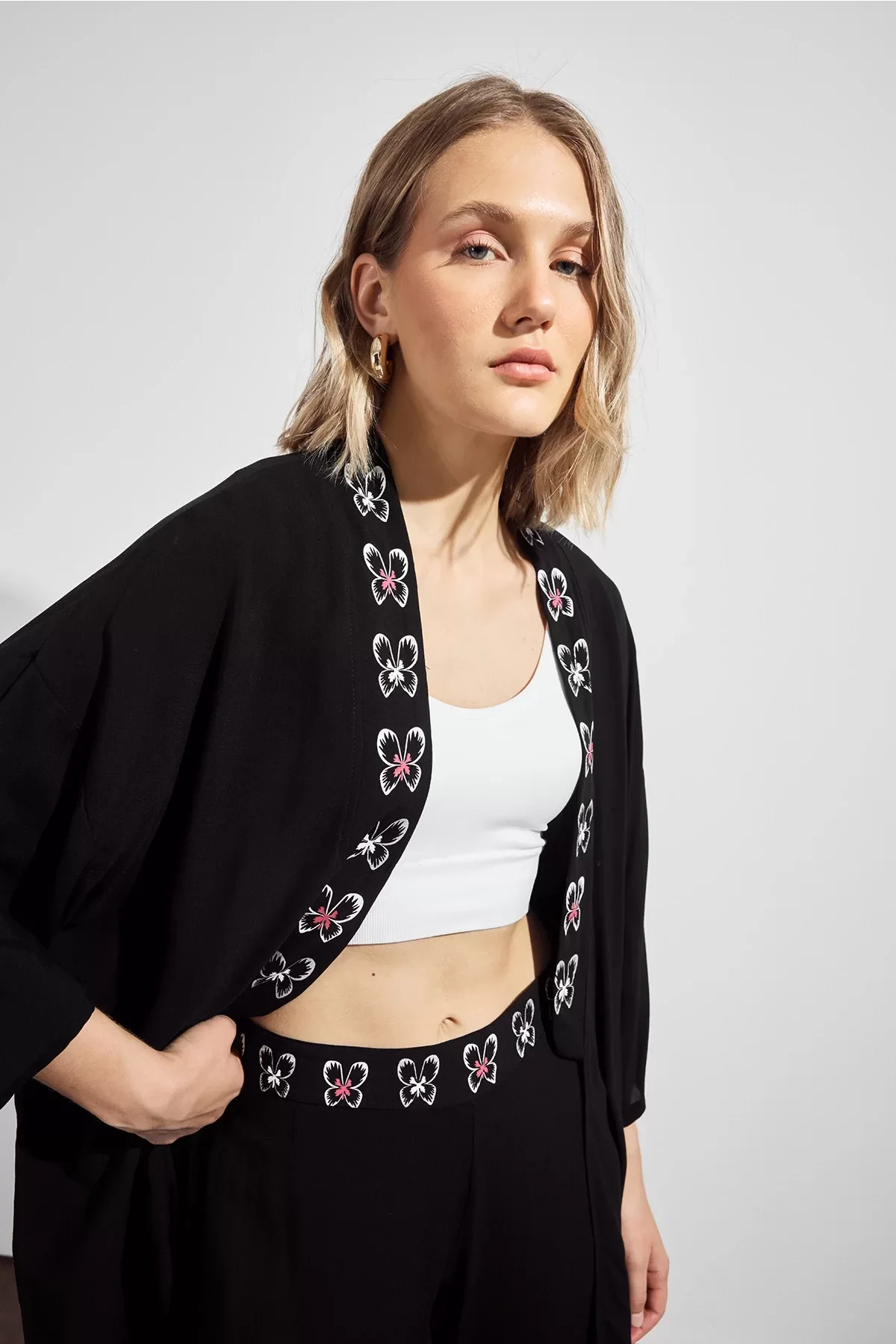 Siyah Pembe Kelebek Desenli Sırt Detaylı Viskon Takım