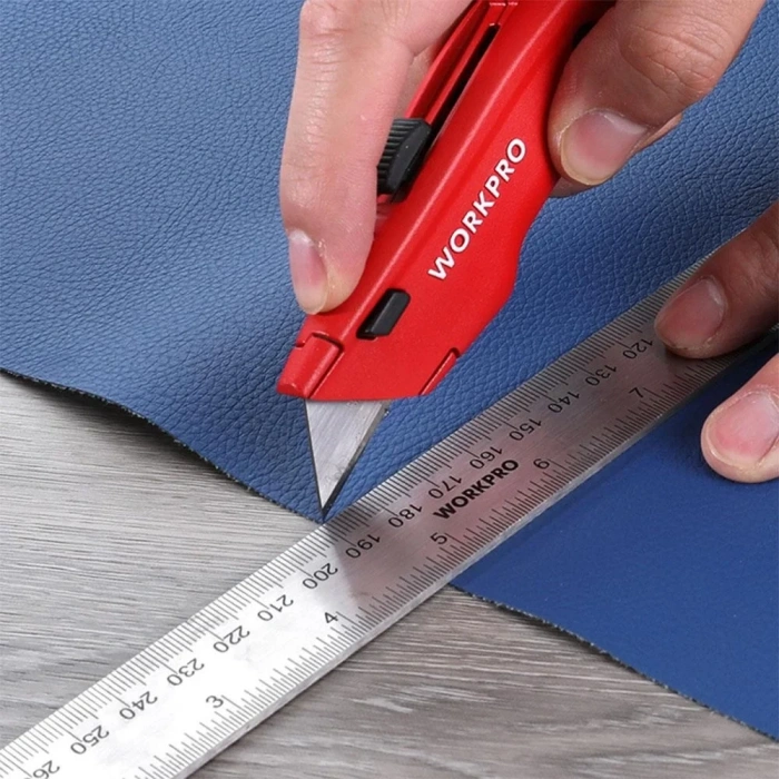 WORKPRO WP213017 Ağır Hizmet Alüminyum Gövde Geri Çekilebilir Rötuş Maket Bıçağı + 3 Adet Yedek Bıçak