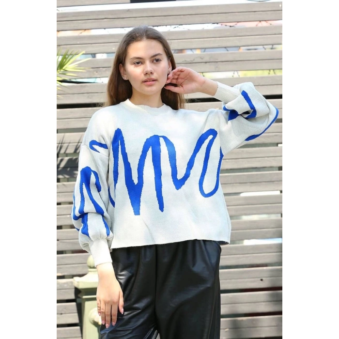 Mavi çizgili bisiklet yaka kazak beyaz