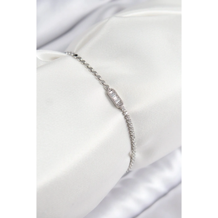 Pirinç Zirkon Taşlı Dikdörtgen Model Ezme Zincir Gümüş Renk Kadın Bileklik