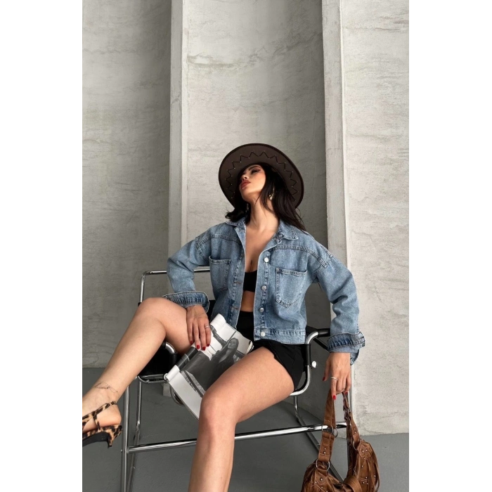 Çift cepli kol katlamalı kar yıkama crop kot ceket mavi d2000