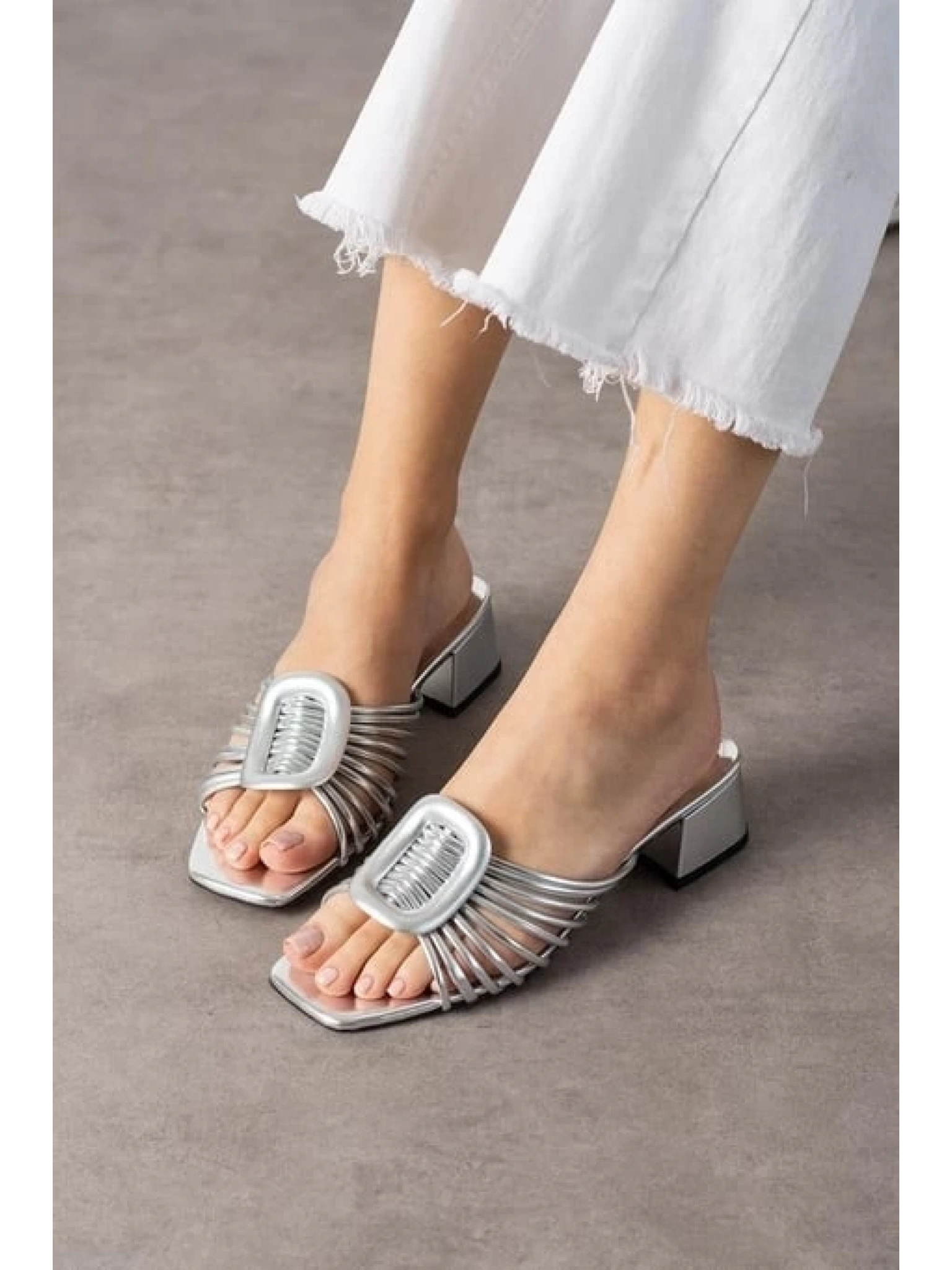 Anca Gümüş Rugan Topuklu Terlik