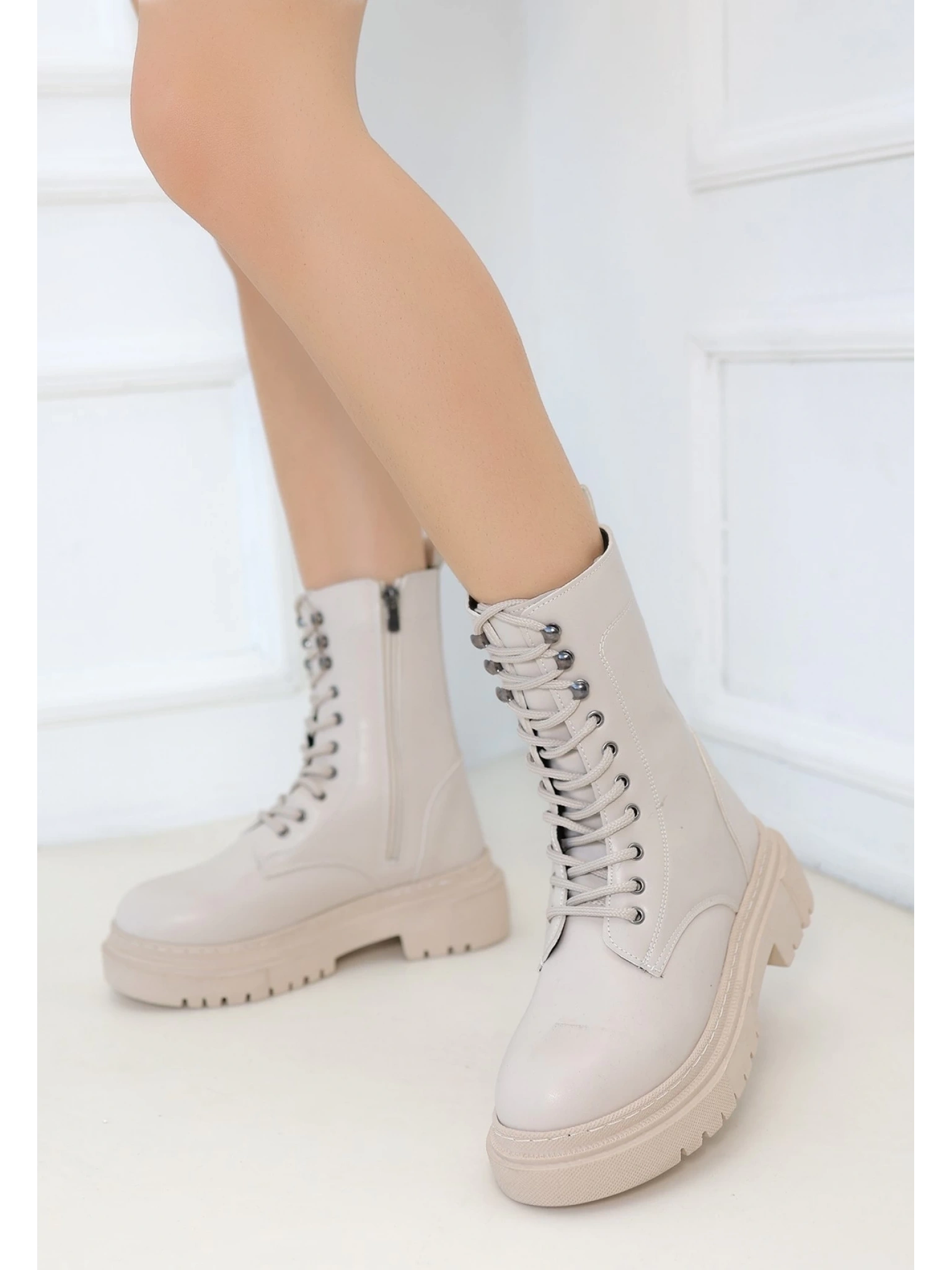 Caxa Bej Cilt Bağcıklı Bot