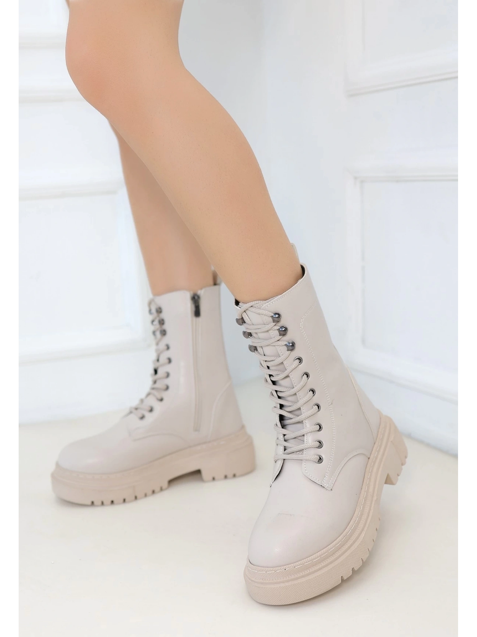 Caxa Bej Cilt Bağcıklı Bot