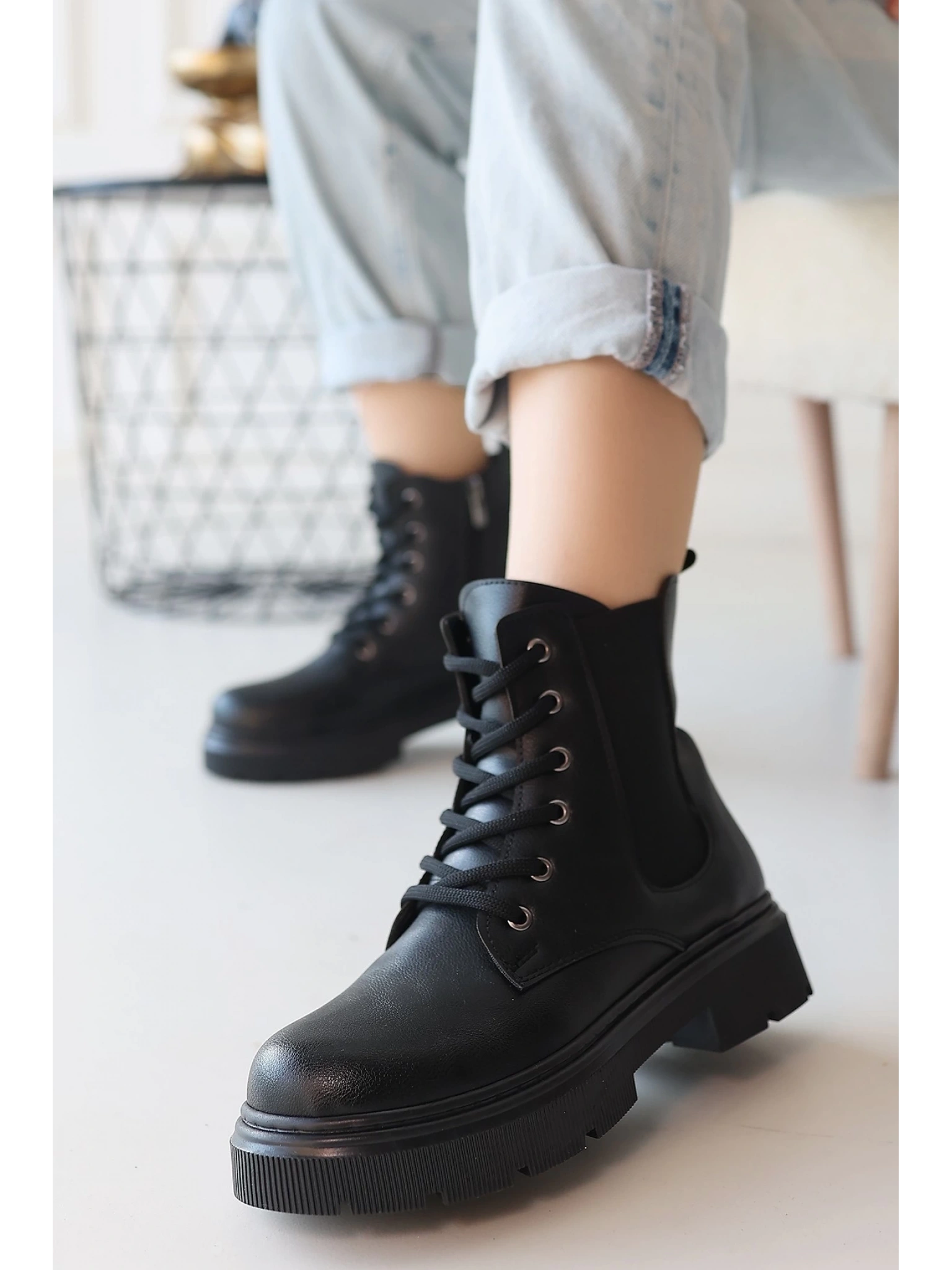 Daum Siyah Cilt Bağcıklı Bot