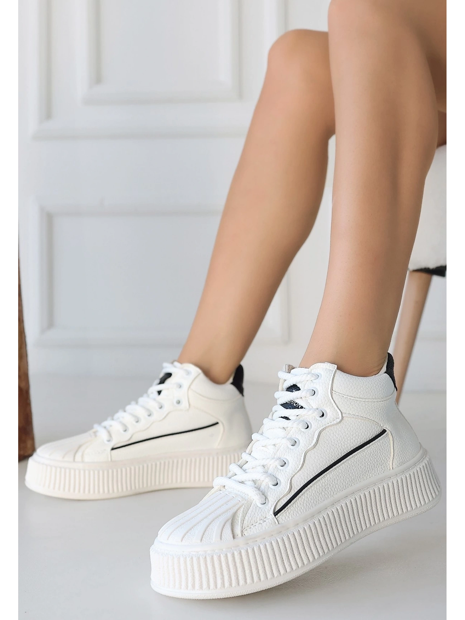 Estim Beyaz Cilt Siyah Detaylı Bağcıklı Spor Ayakkabı