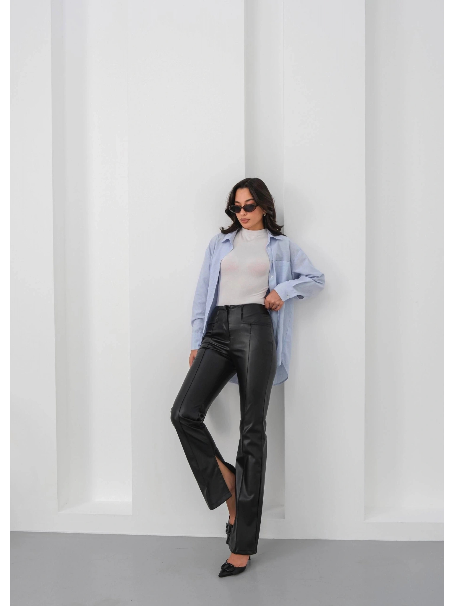 İspanyol yırtmaçlı paça deri pantolon siyah hn