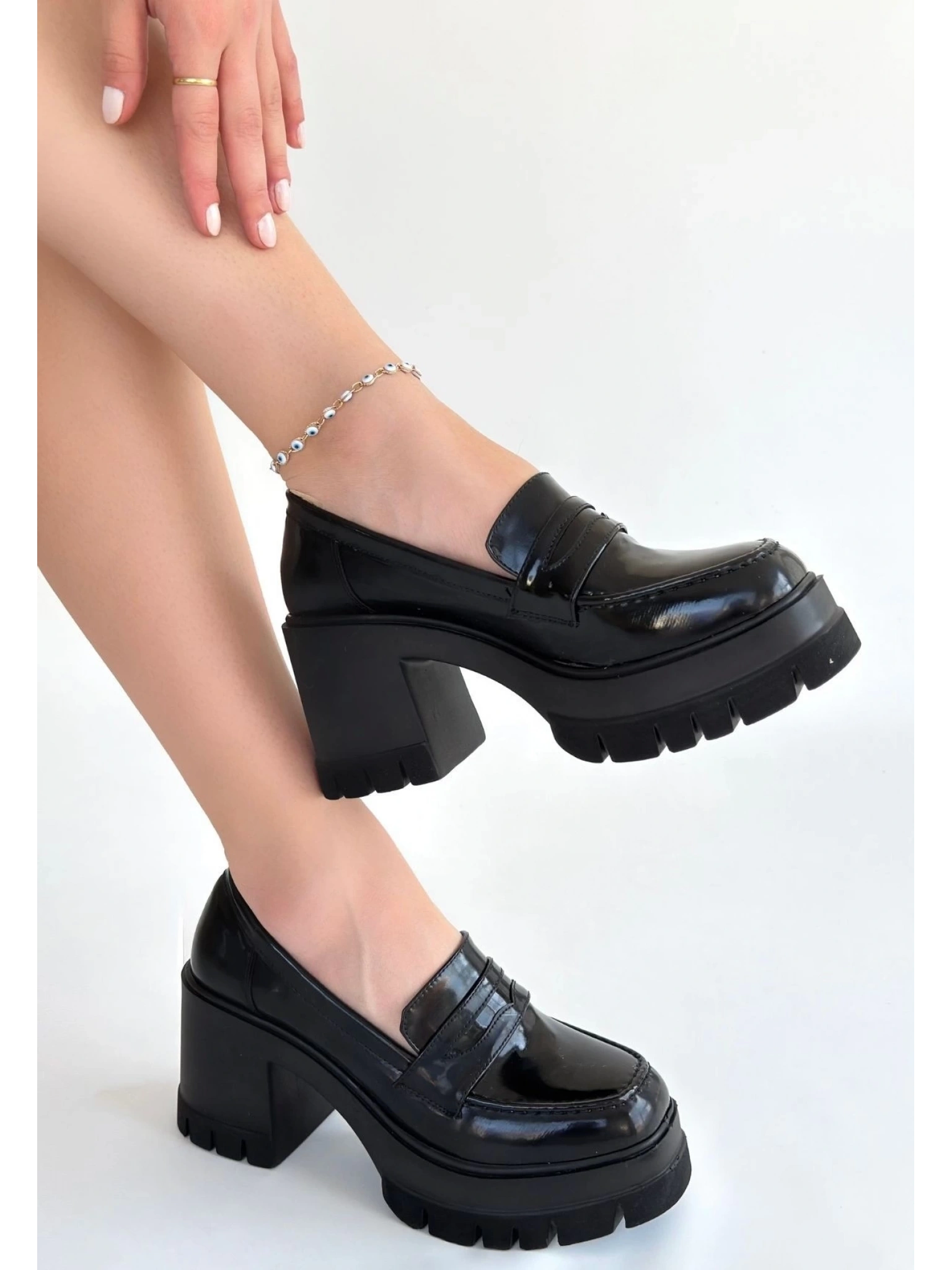 Janes Siyah Rugan Dolgu Topuk Ayakkabı