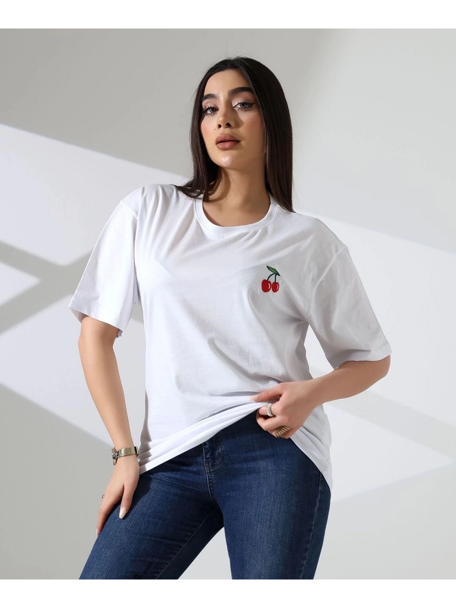 Kiraz işlemeli tişört