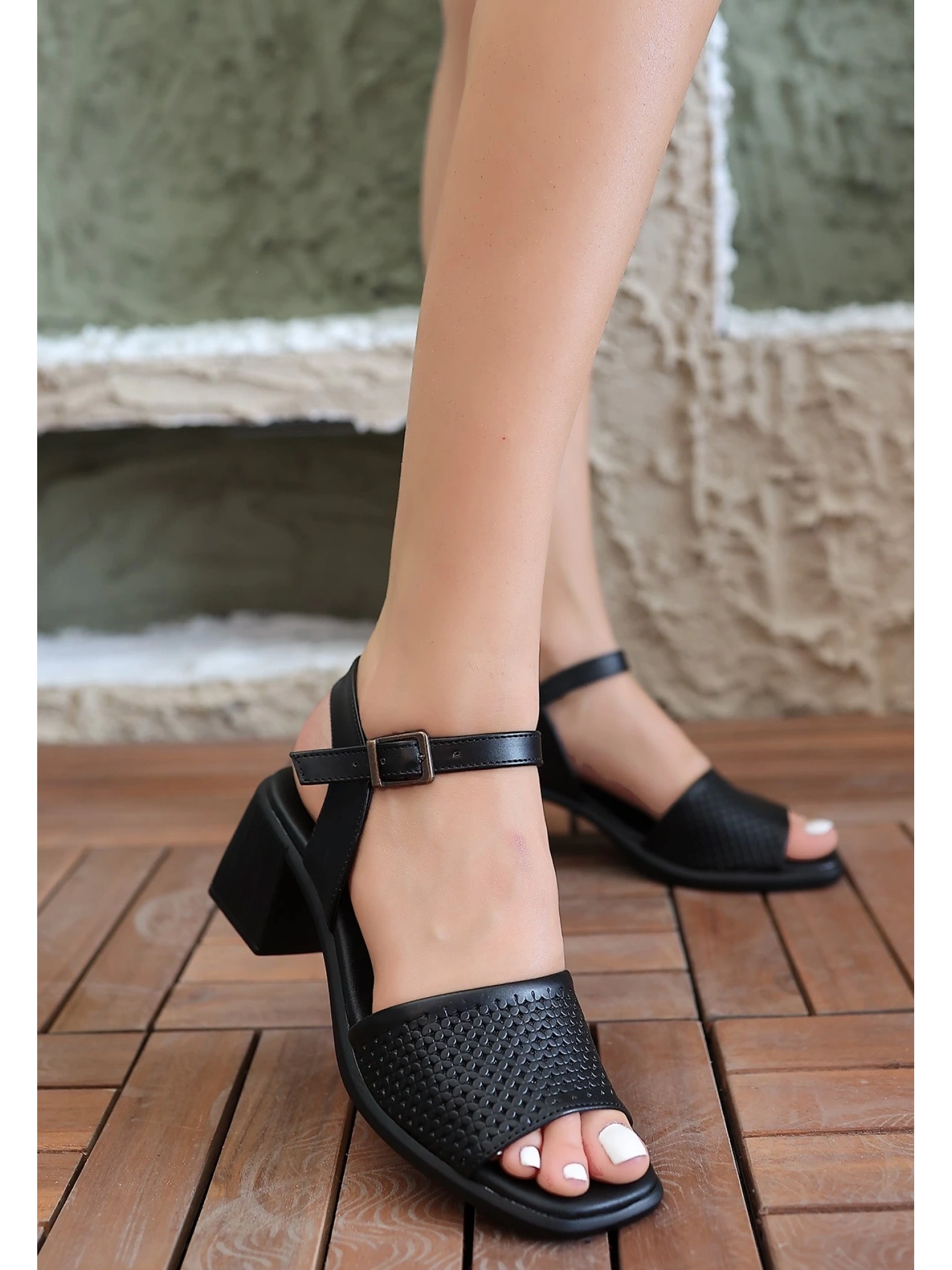 Laera Siyah Cilt Topuklu Sandalet