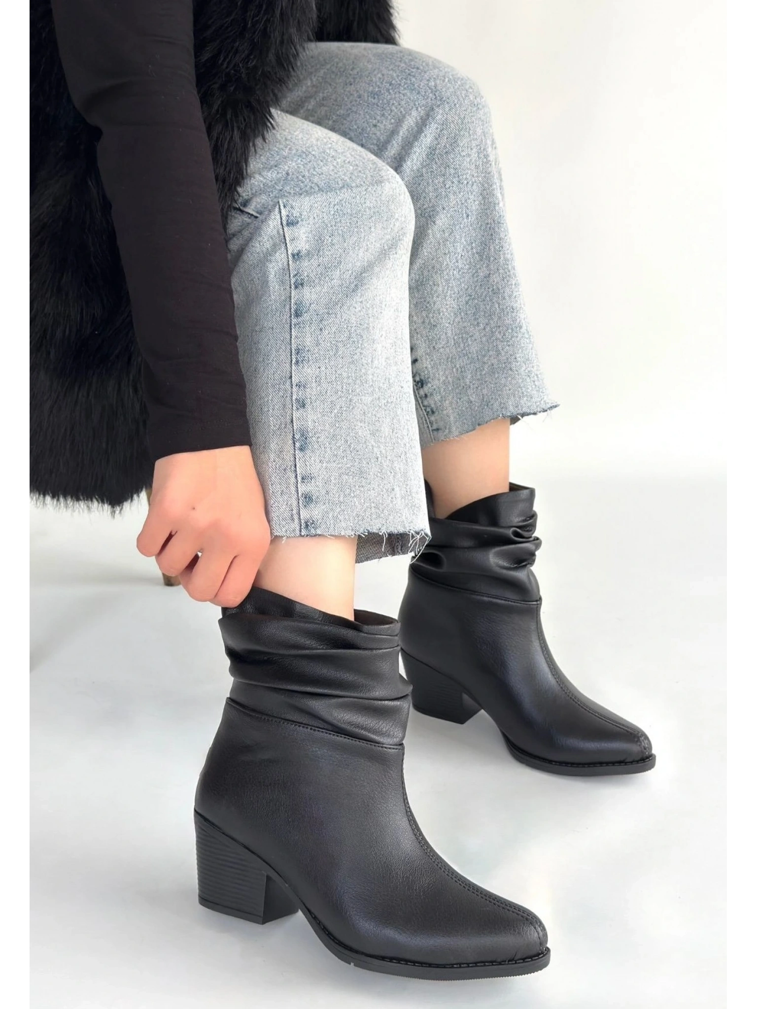 Lukana Siyah Cilt Topuklu Körüklü Bot
