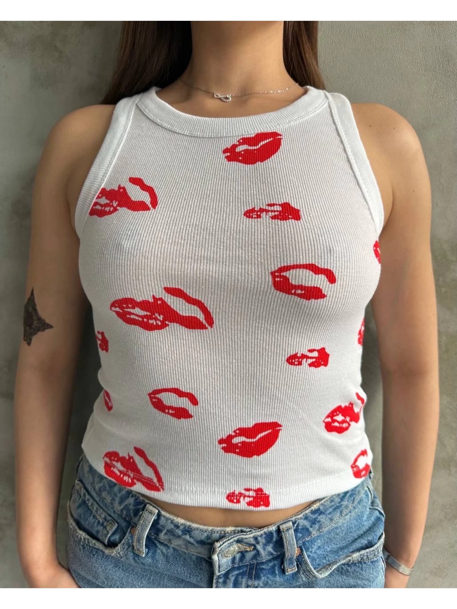 Öpücük baskılı bluz