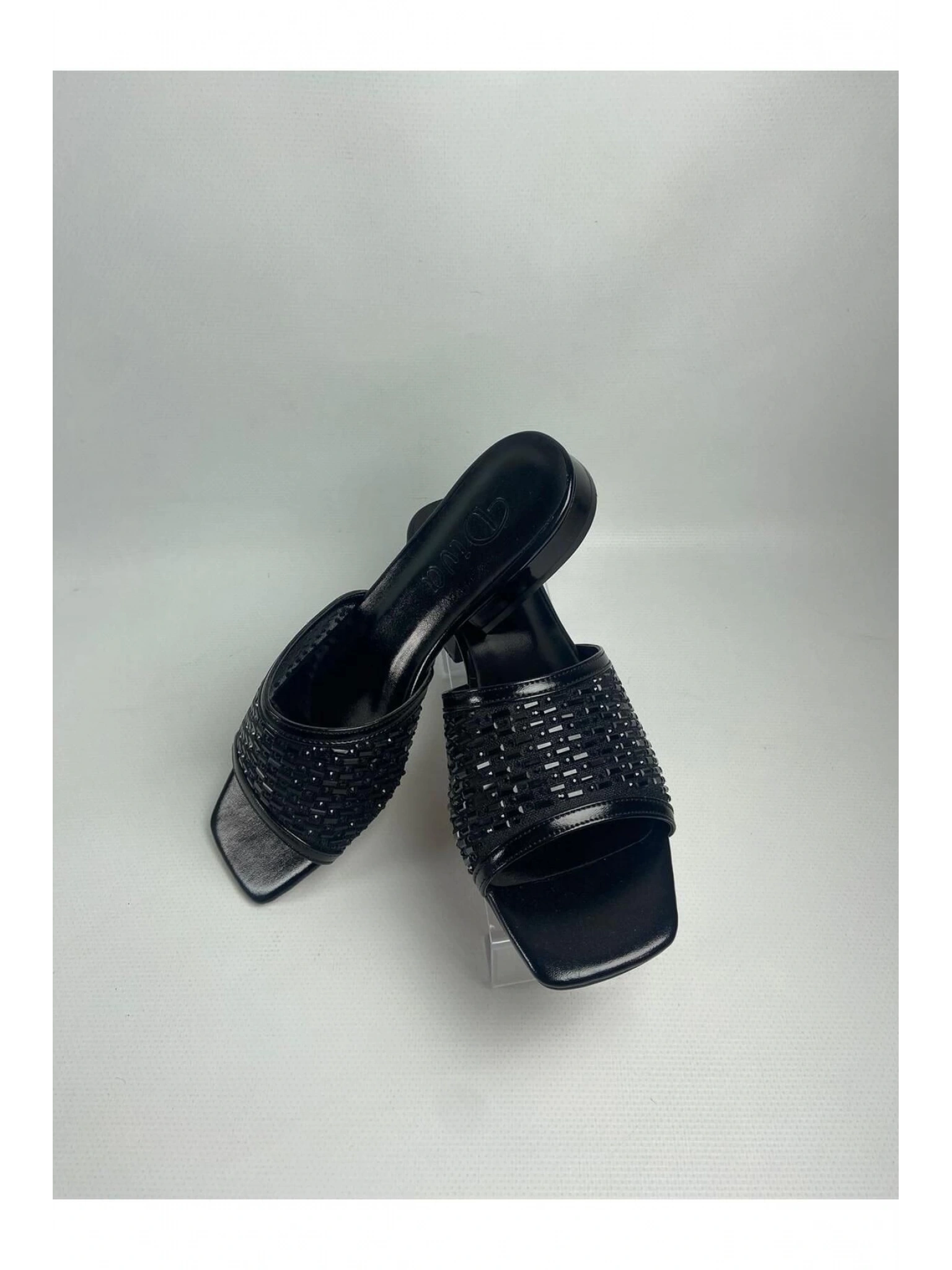 Ortu Siyah Cilt İşlemeli Terlik