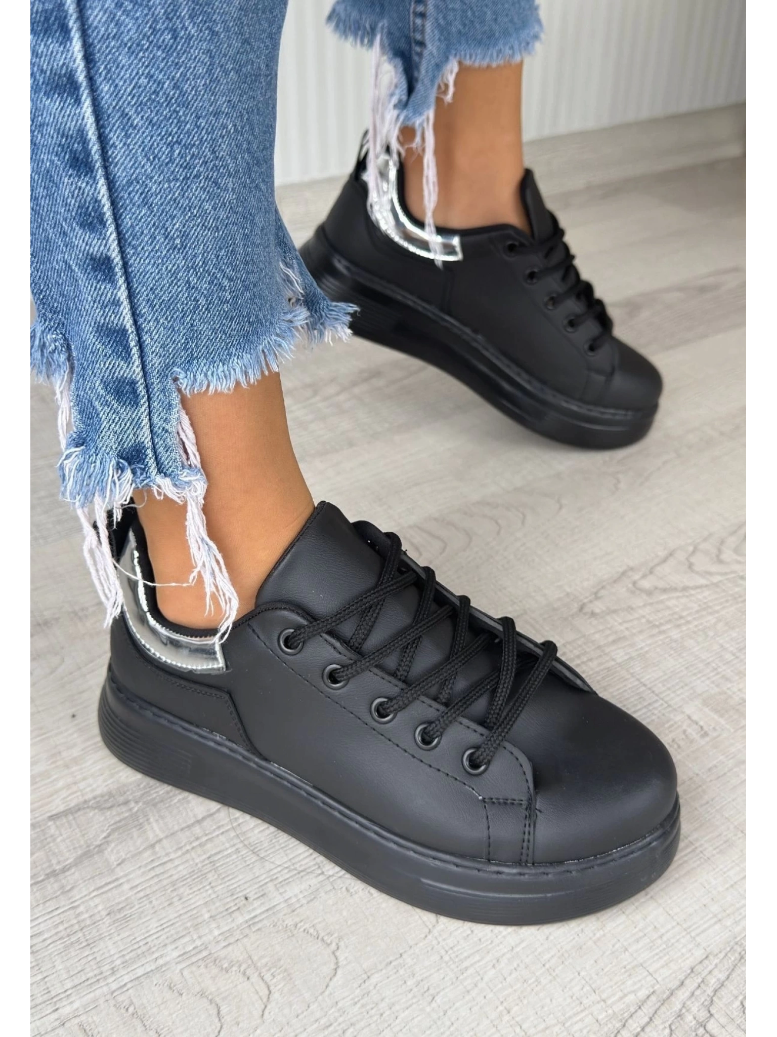 Sofio Siyah Cilt Bağcıklı Spor Ayakkabı