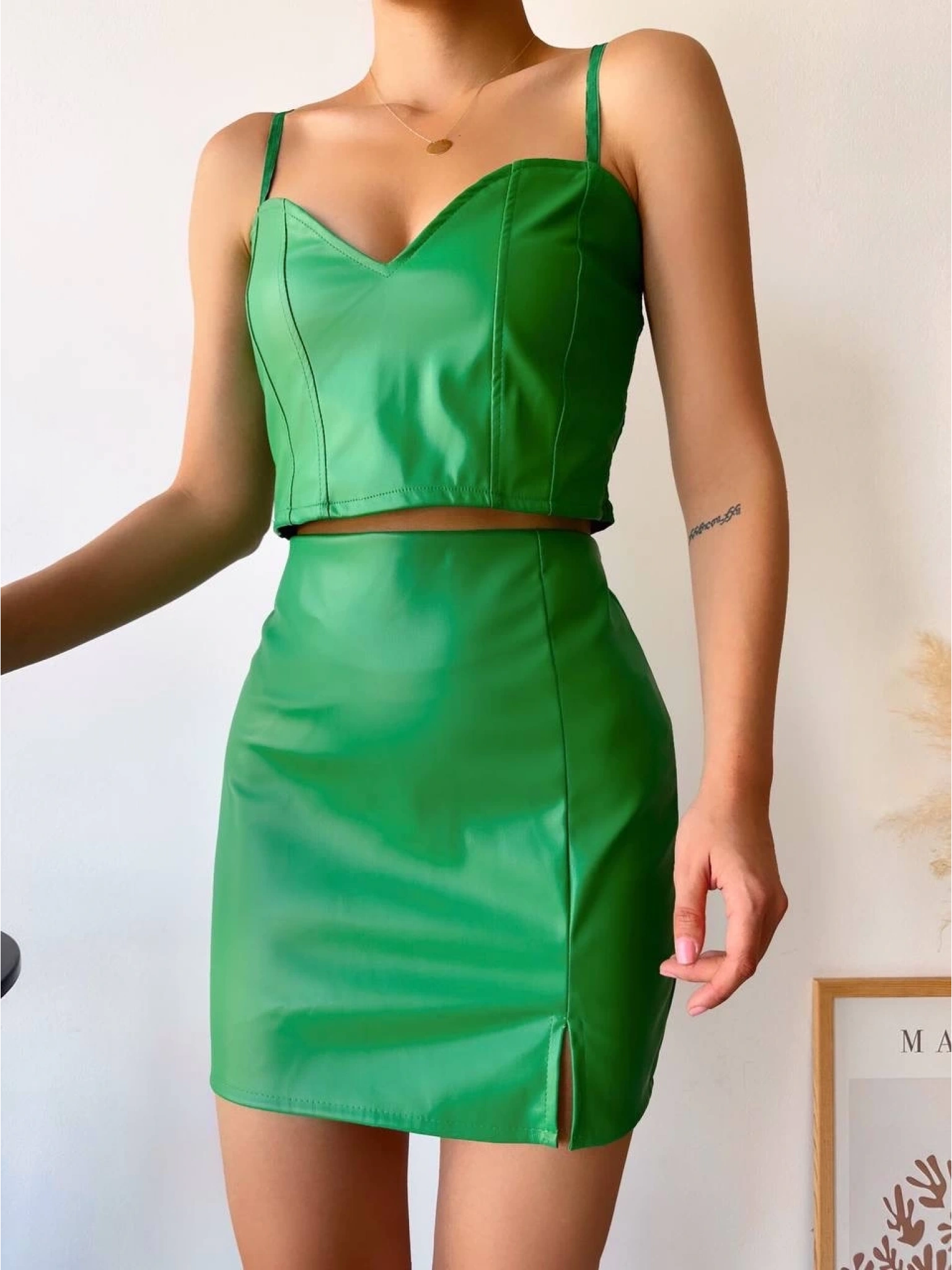 Tek yırtmaçlı arkadan fermuarlı deri etek yeşil s24475