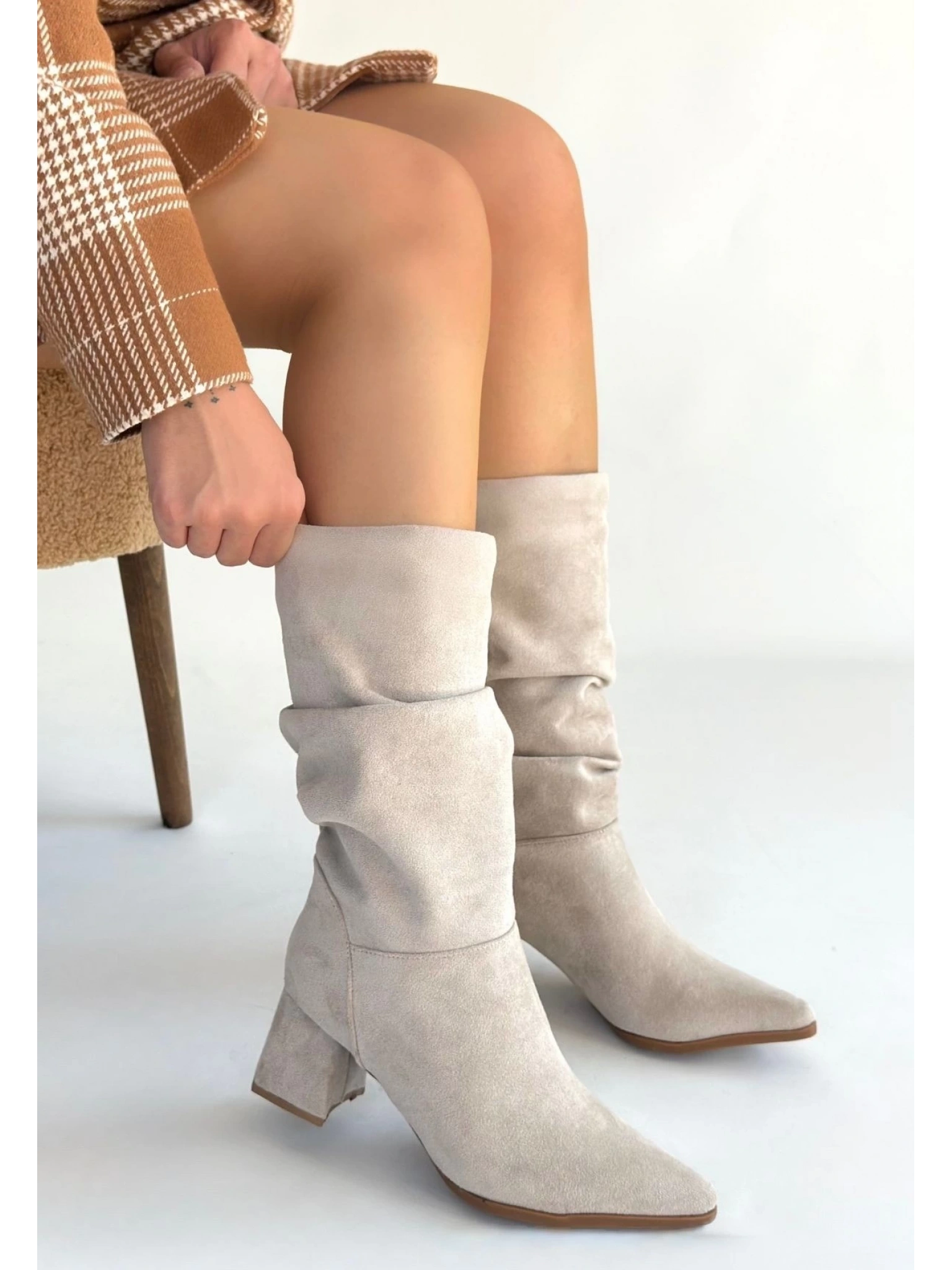 Titen Bej Süet Körüklü Topuklu Çizme