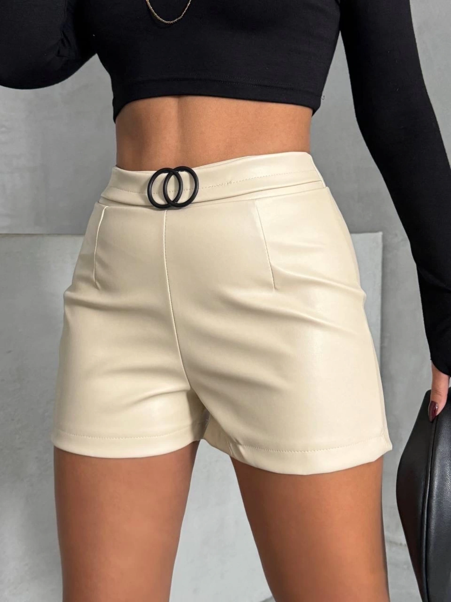 Tokalı deri şort h24444