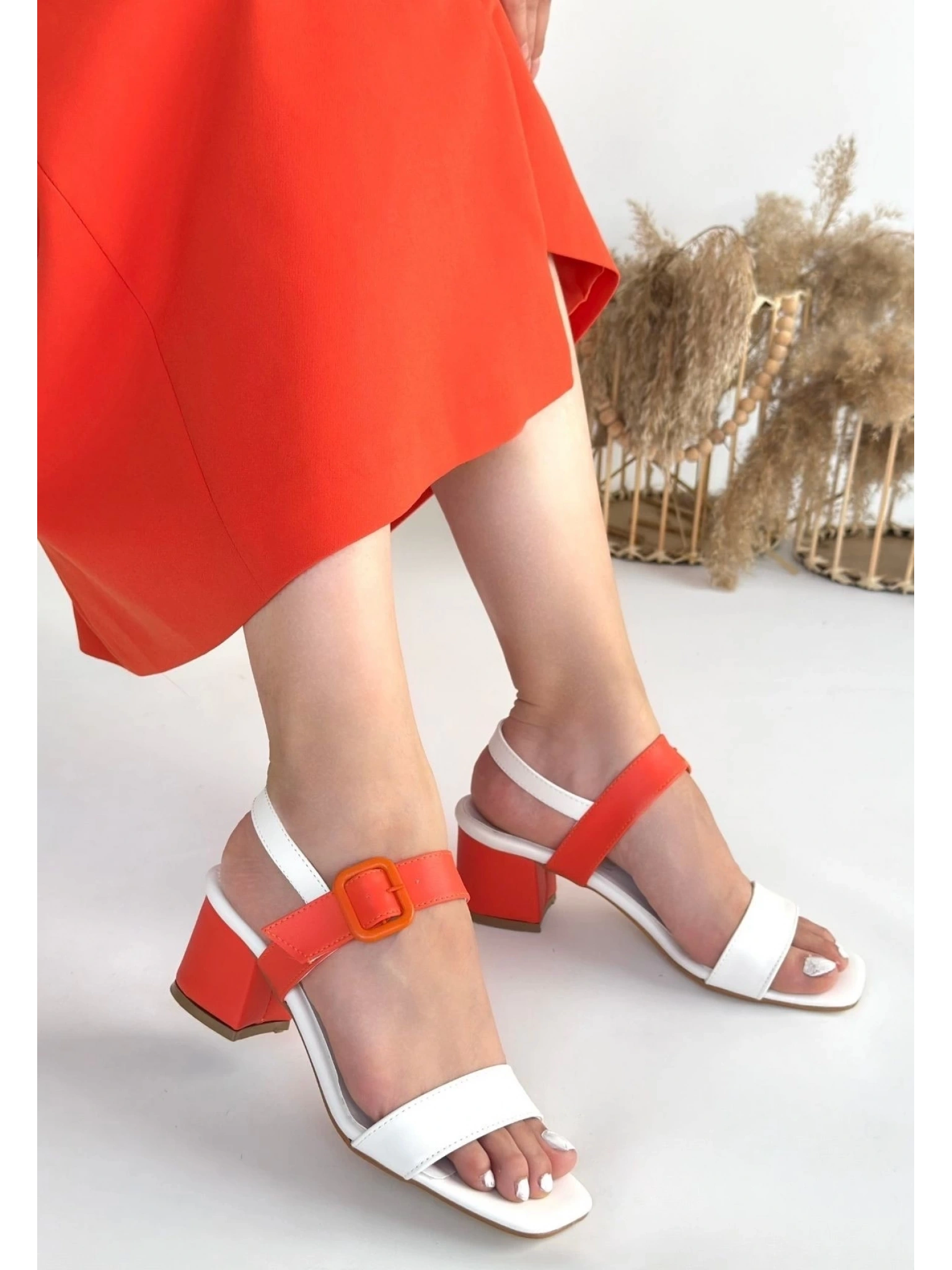 Year Beyaz Cilt Turuncu Detaylı Topuklu Ayakkabı