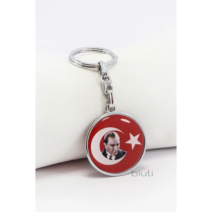 Türk Bayrağı İçerisinde Mustafa Kemal Atatürk Kırmızı Anahtarlık, 4cm Çapında Çİft Taraflı Bombeli