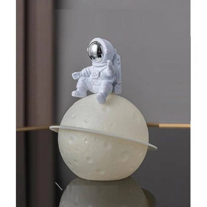 Ay Üzerinde Oturan Astronot Şarjlı Masa Lambası