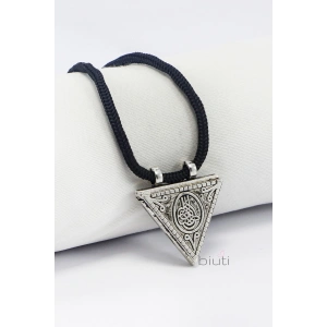 Metal Üçgen Cevşen Kolye Siyah İpli