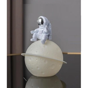 Ay Üzerinde Oturan Astronot Şarjlı Masa Lambası