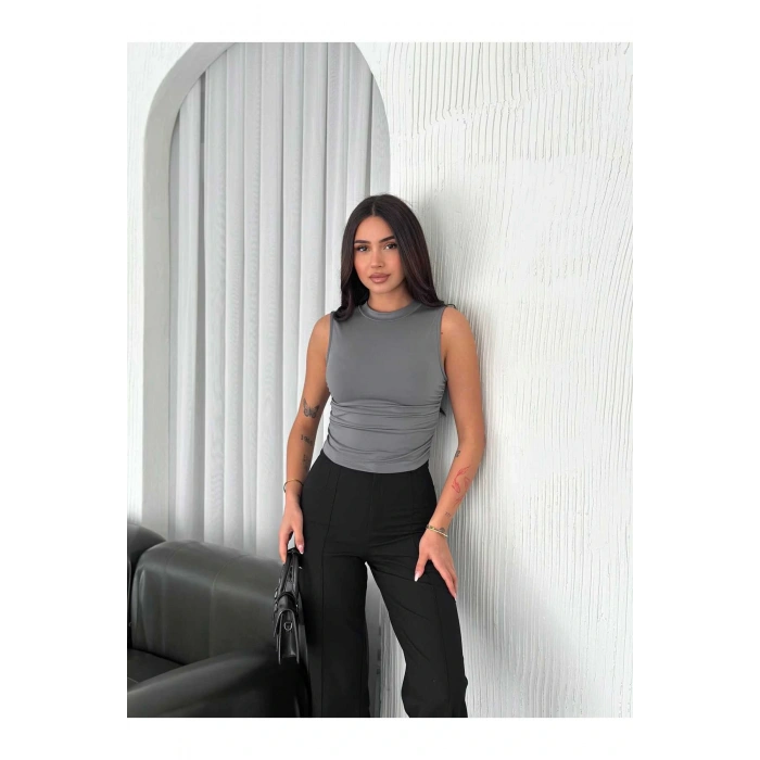 Büzgü Detaylı Kolsuz Bluz