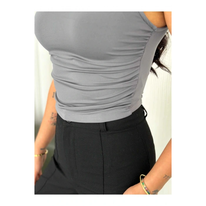 Büzgü Detaylı Kolsuz Bluz