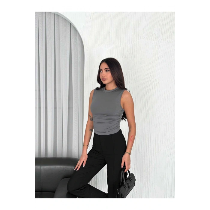 Büzgü Detaylı Kolsuz Bluz