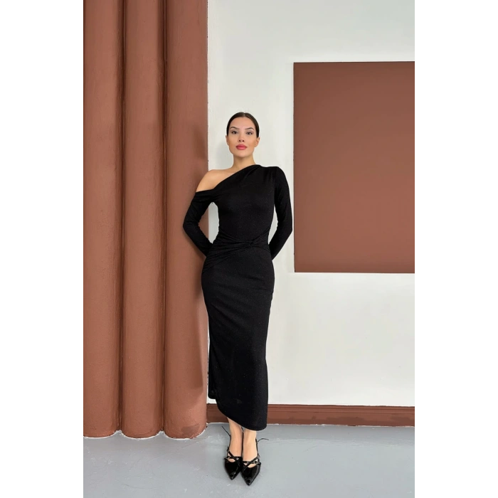 Sim Detaylı Düşük Omuz Siyah Elbise