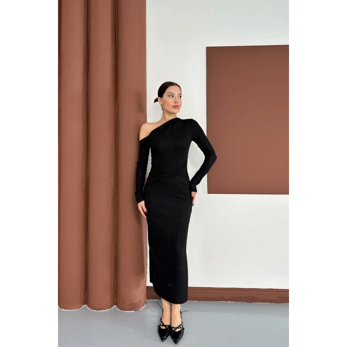 Sim Detaylı Düşük Omuz Siyah Elbise