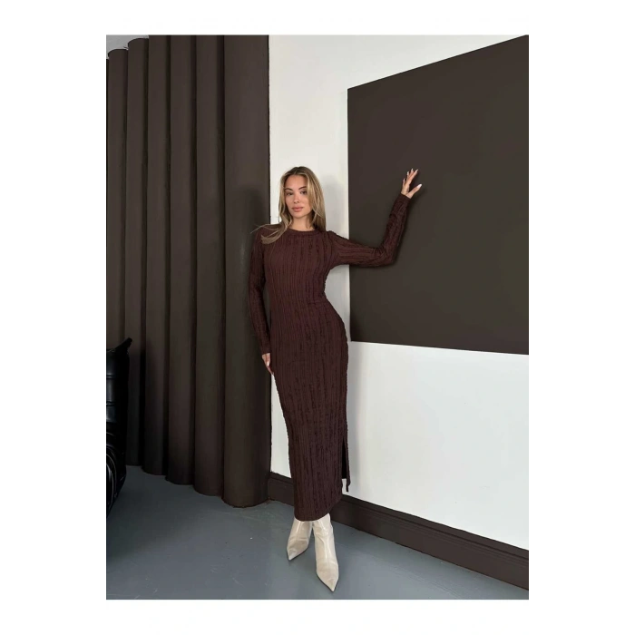 Yırtmaç Detaylı Fırfırlı Kahverengi Elbise