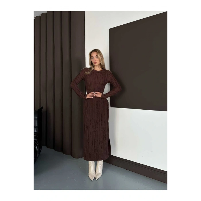 Yırtmaç Detaylı Fırfırlı Kahverengi Elbise