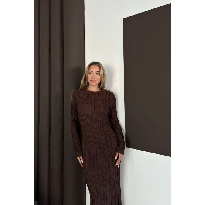 Yırtmaç Detaylı Fırfırlı Kahverengi Elbise