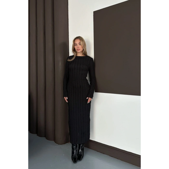 Yırtmaç Detaylı Fırfırlı Elbise