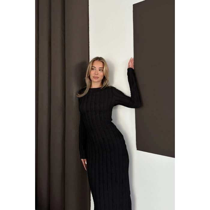 Yırtmaç Detaylı Fırfırlı Elbise