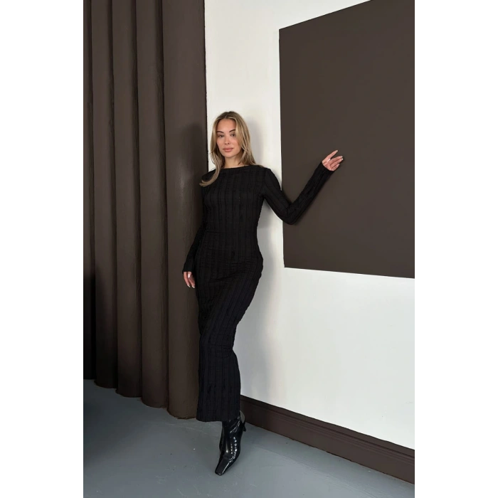 Yırtmaç Detaylı Fırfırlı Elbise