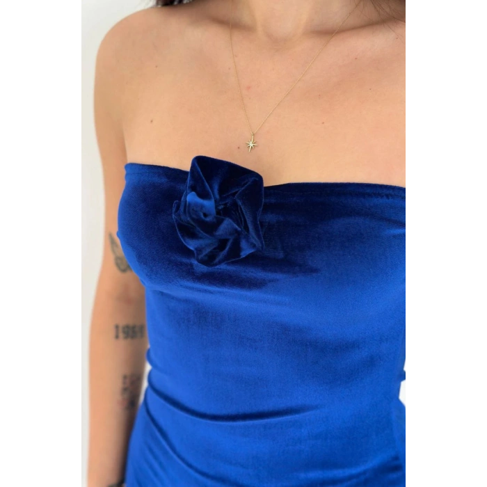 Çiçek Detaylı Kadife Kısa Mavi Straplez Elbise