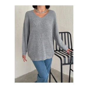 V Yaka Detaylı Modern ve Sade Örgü Kazak Modeli