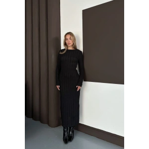 Yırtmaç Detaylı Fırfırlı Elbise