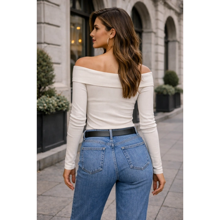 Kadın Omuzu Açık Uzun Kollu Düz Yaka Vücuda Oturan Tişört