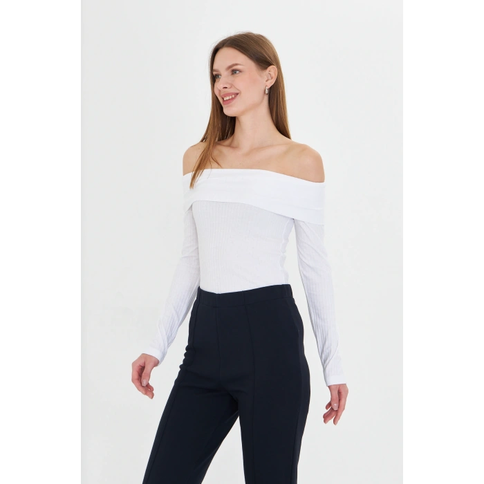 Kadın Omuzu Açık Uzun Kollu Düz Yaka Vücuda Oturan Tişört