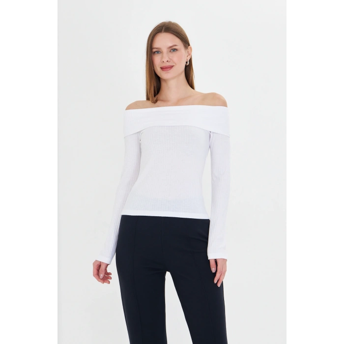 Kadın Omuzu Açık Uzun Kollu Düz Yaka Vücuda Oturan Tişört