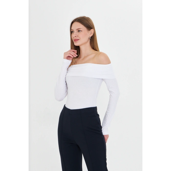 Kadın Omuzu Açık Uzun Kollu Düz Yaka Vücuda Oturan Tişört