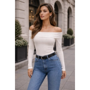 Kadın Omuzu Açık Uzun Kollu Düz Yaka Vücuda Oturan Tişört