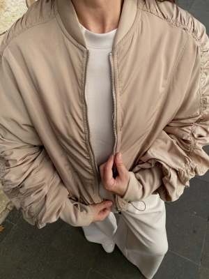 KOL BÜZGÜLÜ BOMBER - EKRU