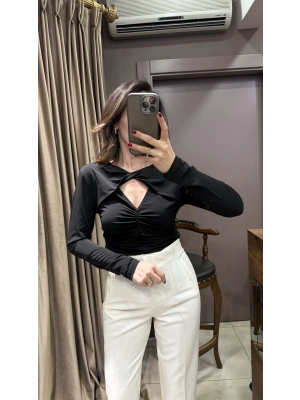 ÖNÜ BÜZGÜLÜ BLUZ - SİYAH