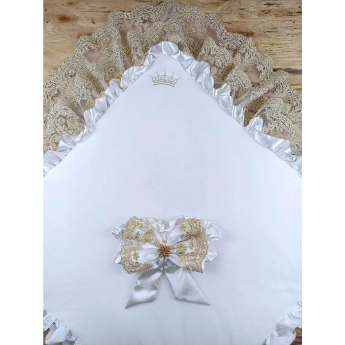 Sahra Taç Nakışlı İnci Ve Dantel Fiyonklu Çift Dantel Duvaklı Trilüks Kundak Bebek Battaniyesi Gold